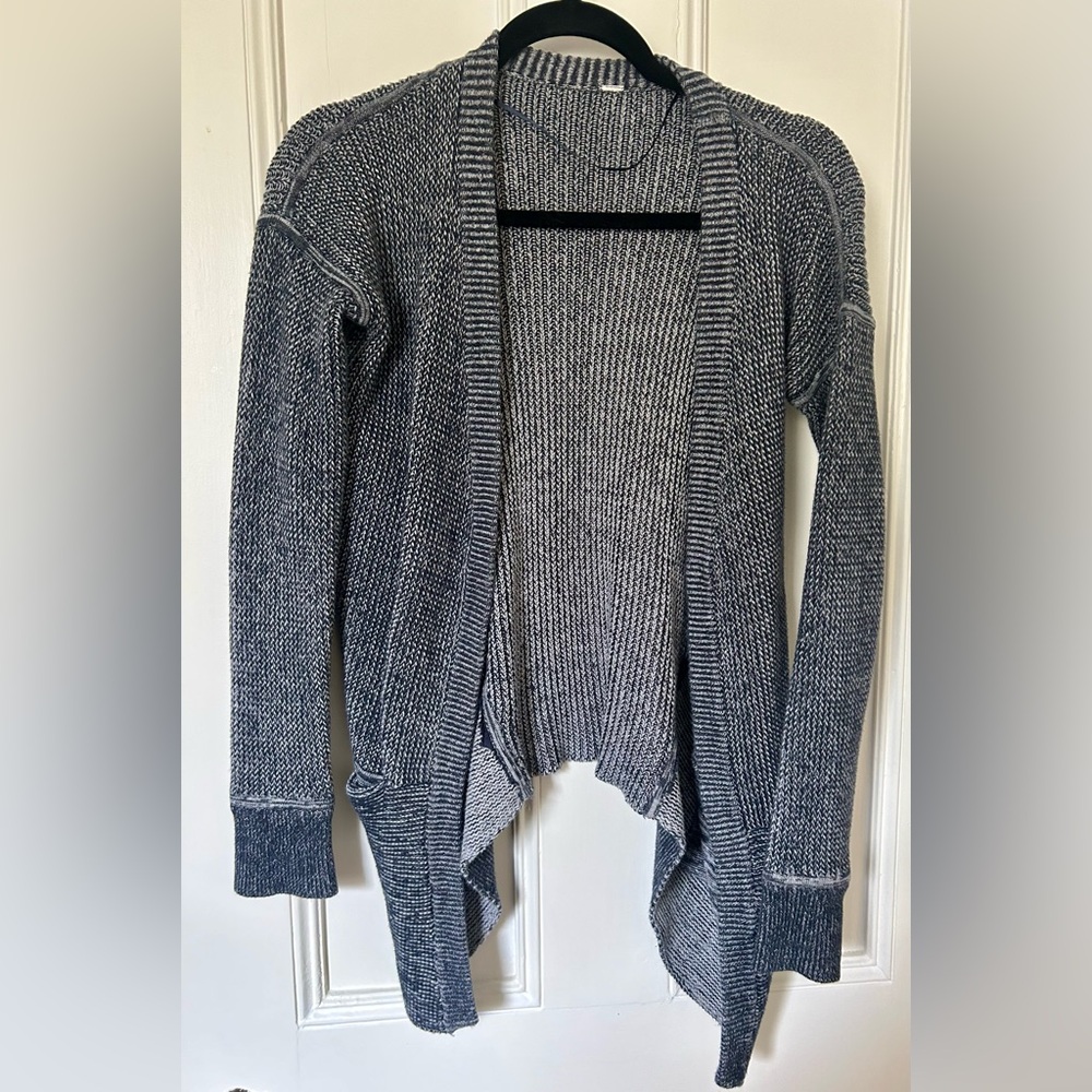Lululemon sweaters/cardigan. No size dot est 4-6.